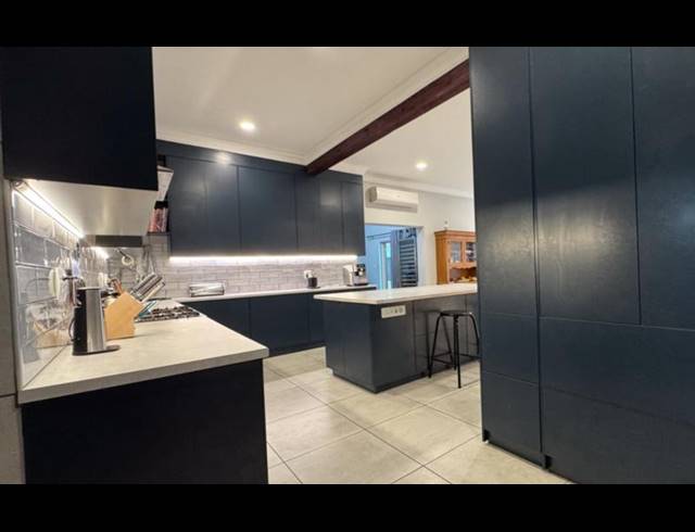 4 BEDROOM HOUSE FOR SALE IN STRAND NORTH